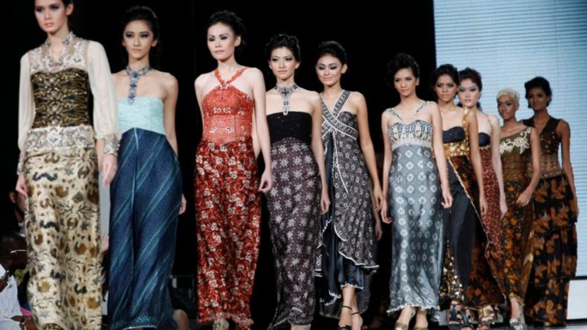 Keindahan Kain Tradisional Indonesia di Rumah Mode Dunia