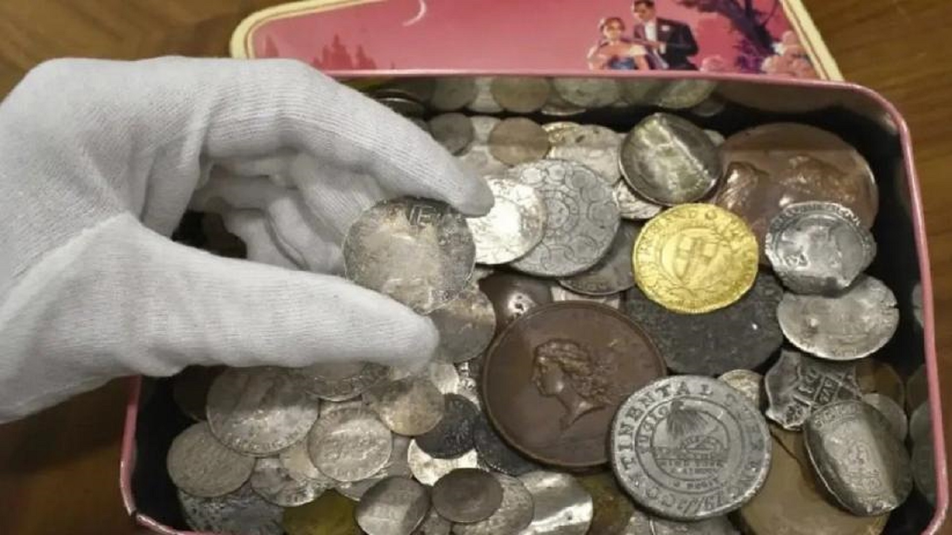 Penemuan koin emas pertama di Inggris